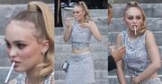 Lily-Rose Depp rozkoszuje się nikotyną na imprezie "Vogue'a"
