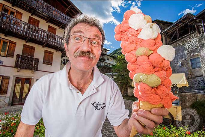 Włoski miłośnik lodów pobił rekord świata na festiwalu w Forno di Zoldo. Na jego rożku znalazło się aż 125 gałek lodów.