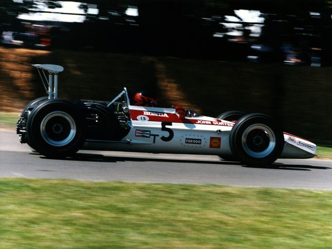 W latach 1967-1968 John Surtees był kierowcą Hondy i dał zespołowi jedno zwycięstwo.
