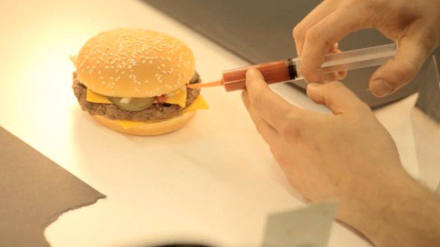 Dlaczego reklamowane hamburgery z McDonalds wyglądają tak dobrze? [wideo]