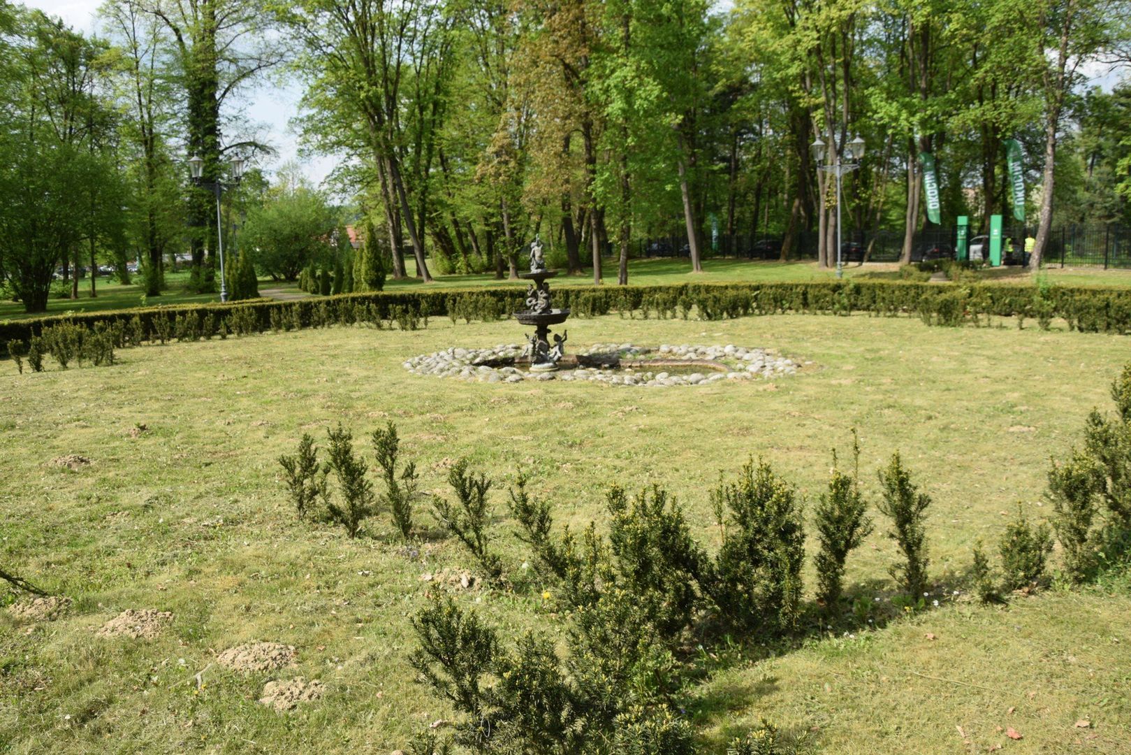 Park wokół Pałacu Goetz w Brzesku na wiosnę zachęca do spacerów
