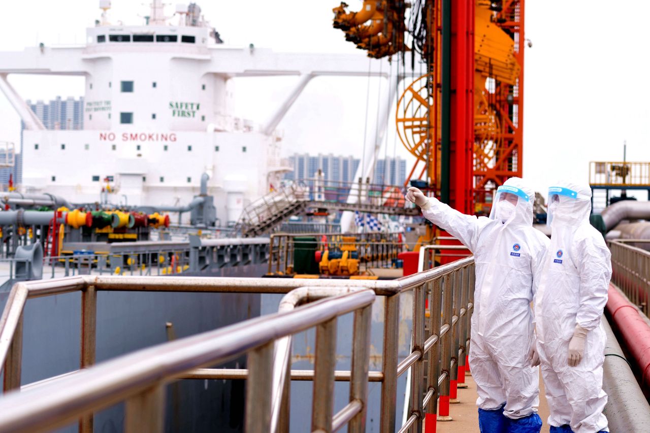 Zwrot na ropie. Chiny zaskoczyły rynek. W tle decyzje ws. covidowych obostrzeń