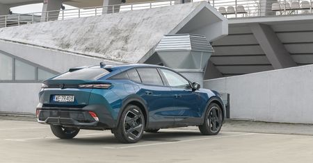 Test: Peugeot 408 - jest naprawdę świetny. Tylko te silniki...