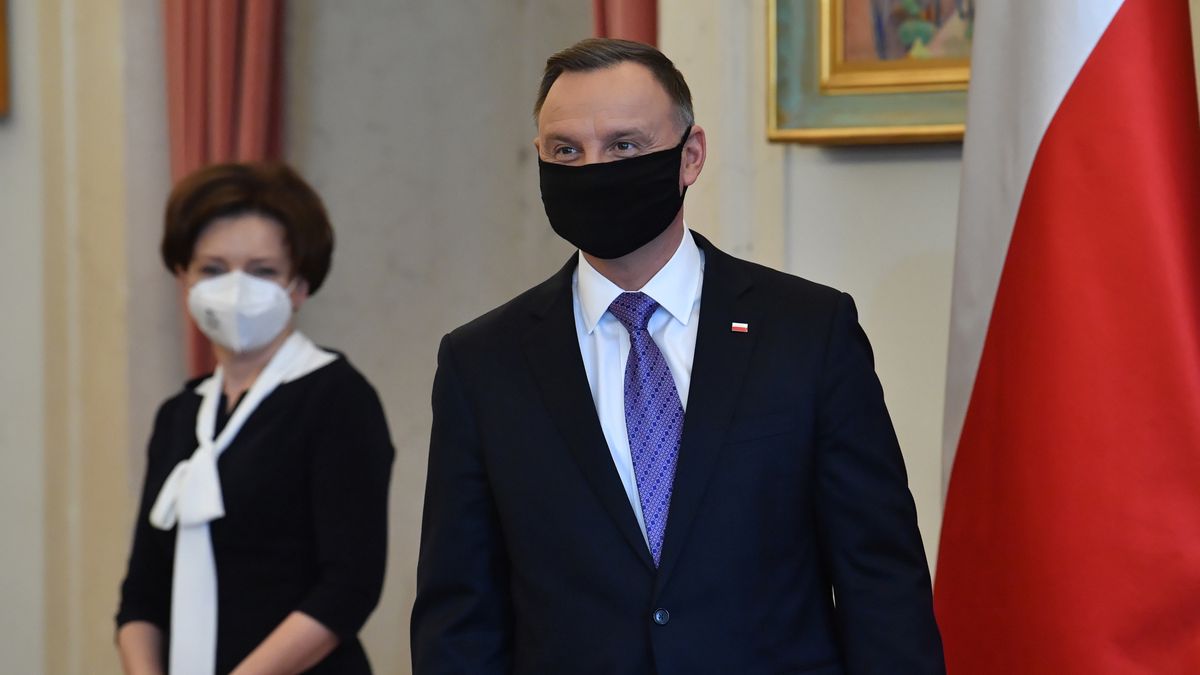 Emerytury stażowe. Prezydent Andrzej Duda chciałby je wprowadzić do końca swojej kadencji. W tle minister rodziny Marlena Maląg.