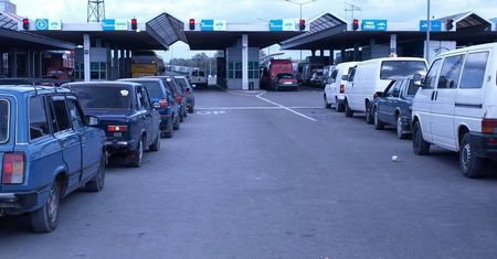Strażnicy graniczni uratowali życie mężczyźnie. Stracił przytomność w samochodzie