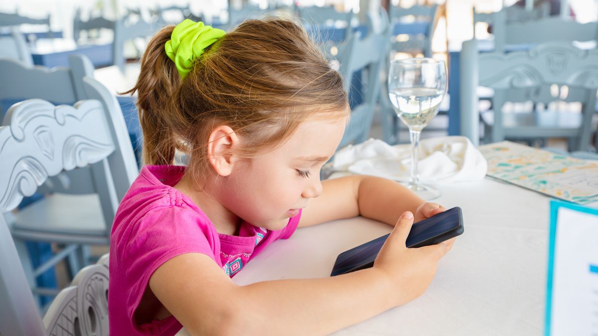 Dziecko z telefonem w restauracji