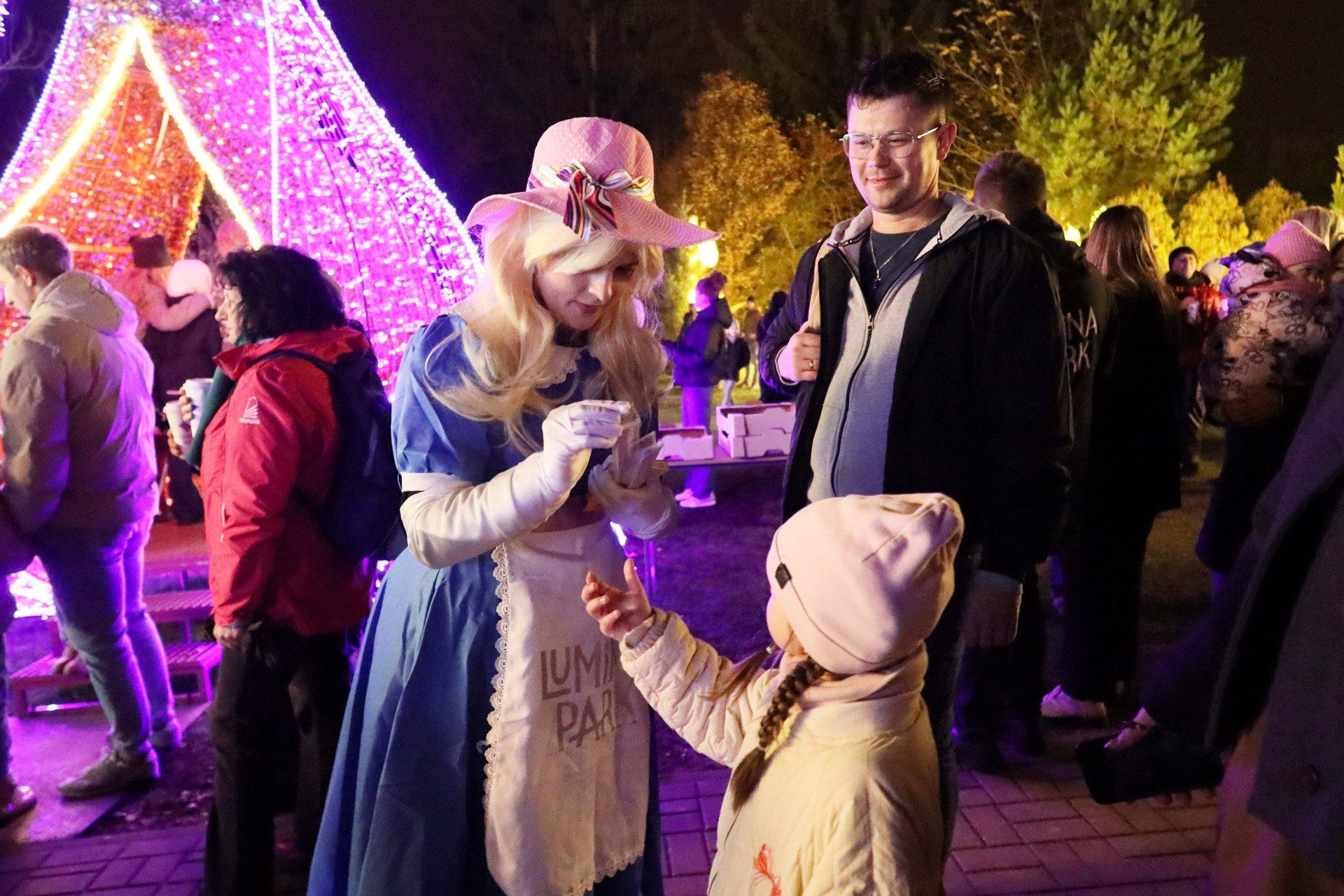 Magicznie i kolorowo, czyli Alicja w Ogrodzie Czarów. Mamy zdjęcia z otwarcia Lumina Parku.