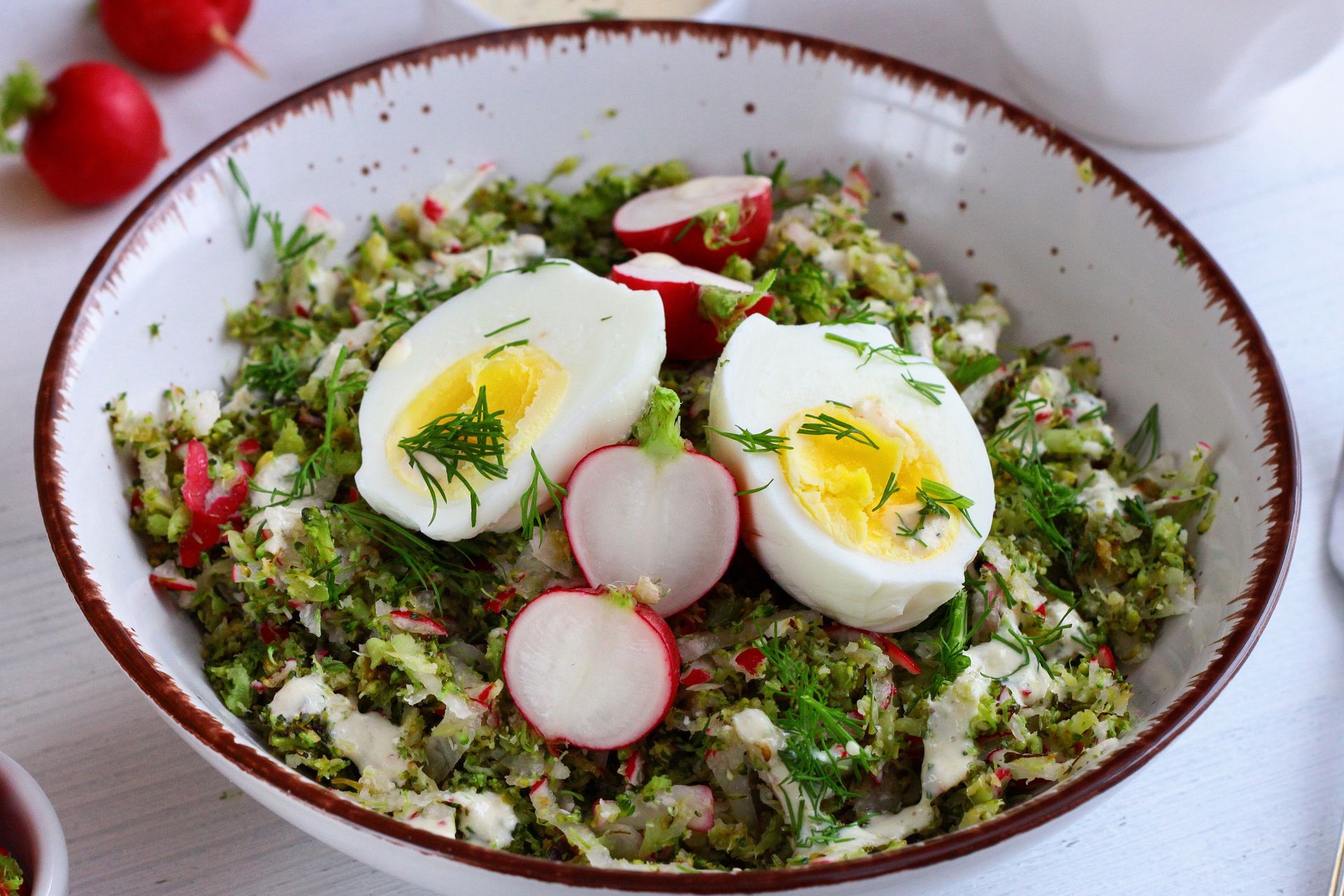 Sałatka wielkanocna z brokułem to hit. Robię od razu w 3 salaterkach, bo znika szybciej niż jarzynowa