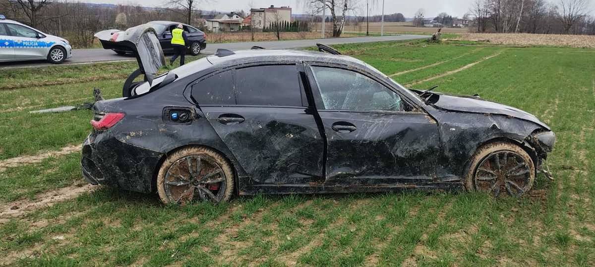 Policyjny pościg za BMW. Samochód dachował