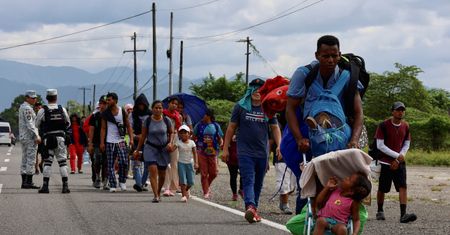 Zdążyć przed Trumpem. Tysiące migrantów ciągnie w stronę granicy