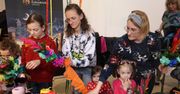 Gorlice w wielkanocnym klimacie. Na rynku stoiska z pisankami, koszykami i wędlinami. W Pawilonie Historii Miasta warsztaty