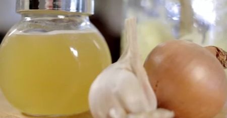 Przepis na domowy syrop z cebuli i czosnku