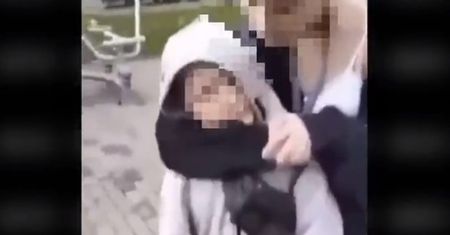 Nastolatkowie znęcali się nad chorym chłopcem. "Na kolana, to cię puszczę"