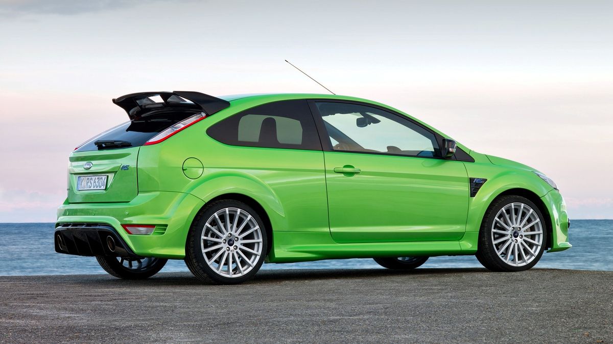 Ford Focus RS Mk 2 jeszcze do niedawna był poza zasięgiem miłośników samochodów sportowych, ale dziś takie auto można kupić już za ok. 100 tys. zł.