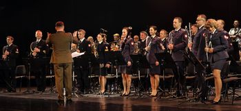 Owacje na stojąco w Płocku. Wyjątkowy koncert Wojska Polskiego poruszył publiczność!