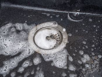 Wlej do odpływu. "Wyżre" cały brud