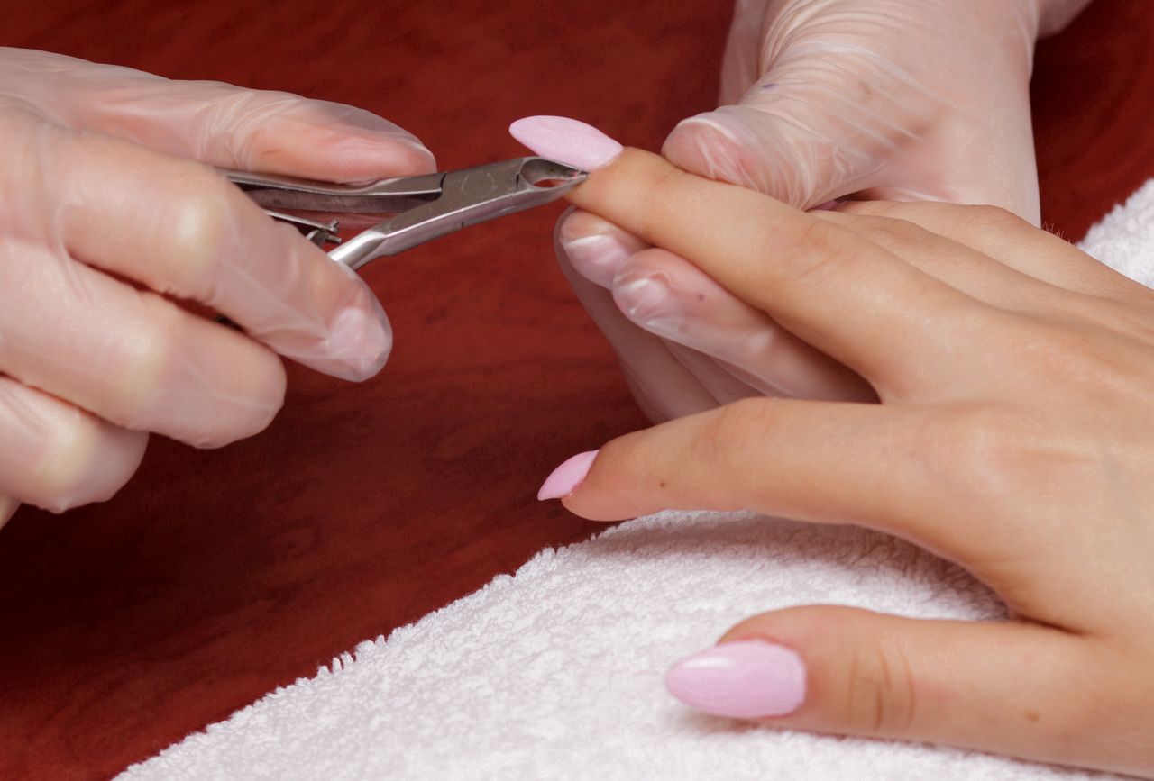 Jaki manicure dla 50-latki? Te kolory odmładzają