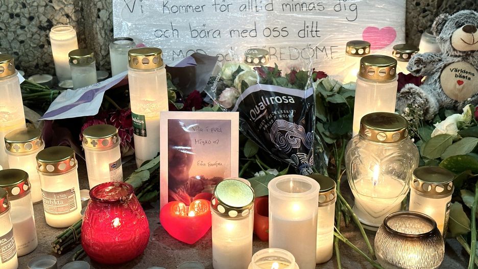 W miejscu śmierci Mikela Janickiego mieszkańcy Sztokholmu zaopalili znicze i złożyli kwiaty