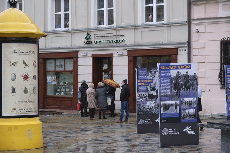 Kolejka klientów przed bankiem PKO przy Królewskiej