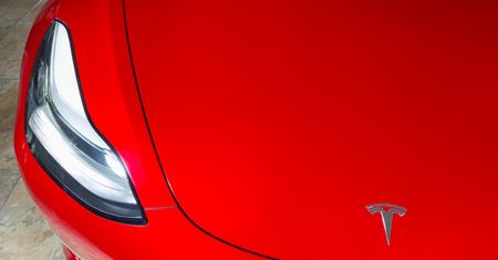 Dlaczego futbol ma wpływ na samochody elektryczne i akurat Tesla jest największym wygranym?