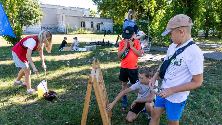 Animatorzy tradycyjnie zadbali o dobry nastrój uczestników. Najmłodsi mogli poskakać w gumę i nauczyć się dawnych układów. Były też wyścigi kapsli na specjalnie przygotowanym torze. Chętni mogli również wziąć udział np. w grze w klasy, zośkę lub rzutach woreczkiem do puszek. W programie zaplanowano też przeciąganie liny - dzieci kontra dorośli - oraz skakanie w workach po kartoflach.
