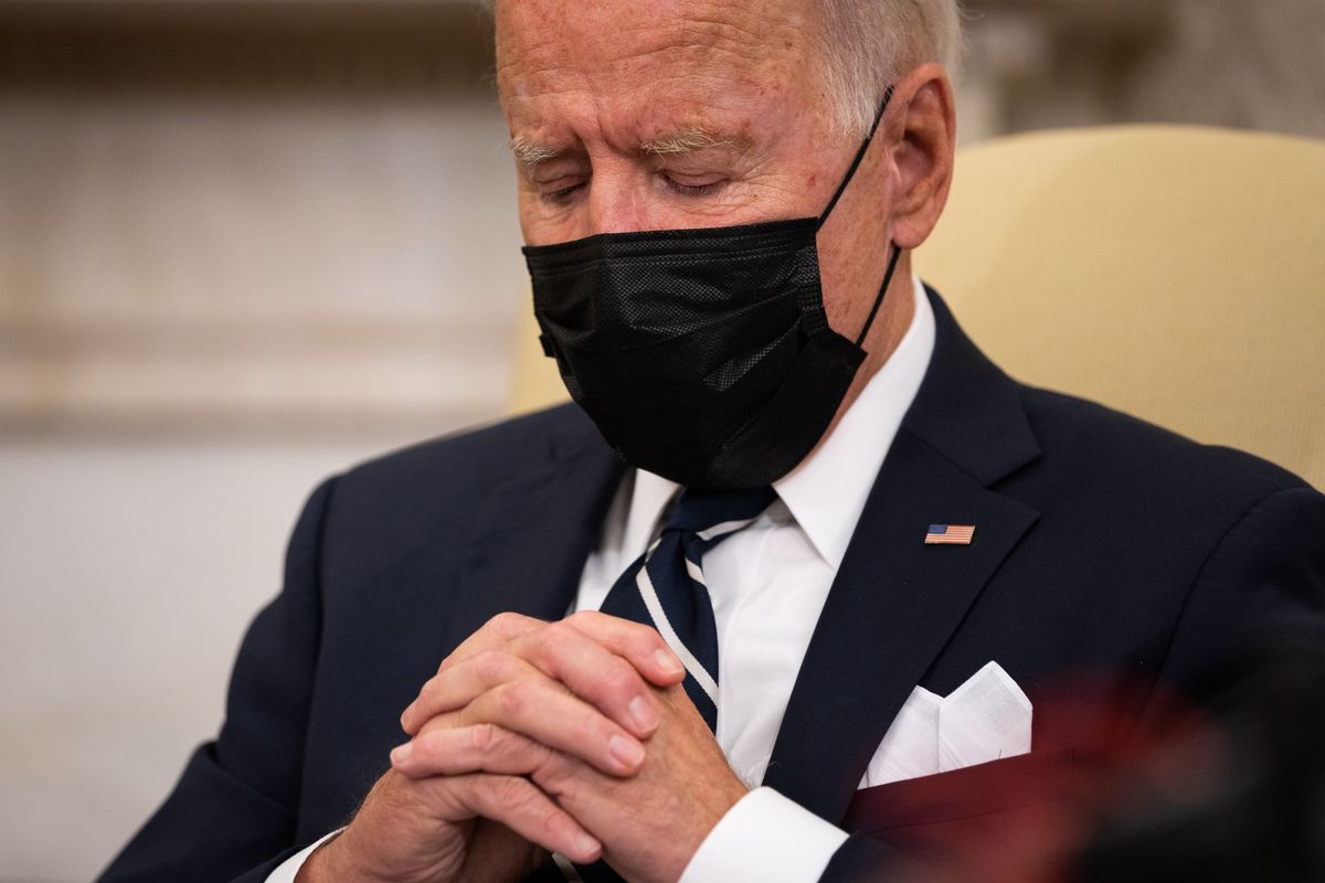 Biden zasnął w trakcie rozmowy przed kamerami? 