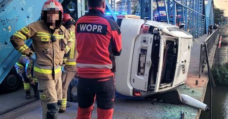 O krok od tragedii we Wrocławiu. Taksówka zawisła nad Odrą na Moście Sikorskiego