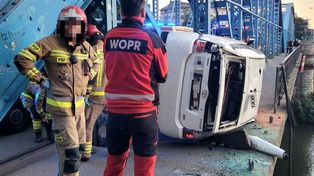 O krok od tragedii we Wrocławiu. Taksówka zawisła nad Odrą na Moście Sikorskiego