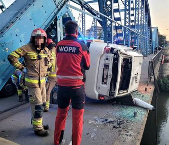 O krok od tragedii we Wrocławiu. Taksówka zawisła nad Odrą na Moście Sikorskiego