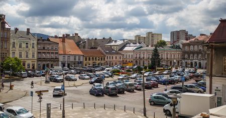 Bielsko-Biała. Służył głównie za parking. Teraz plac Wojska Polskiego zmieni się... w park
