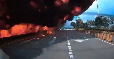 Samolot runął na autostradę. Nie żyje 10 osób