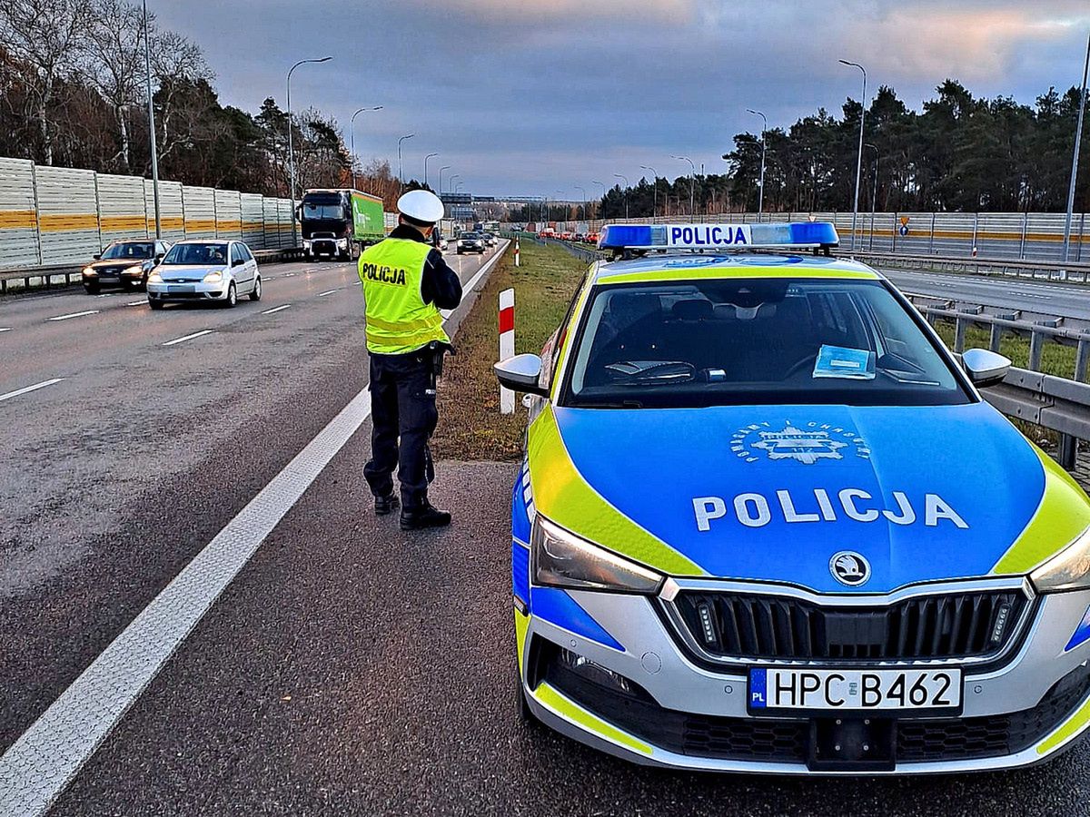 Młody człowiek szedł drogą ekspresową. Pilna interwencja policji