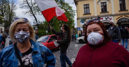 Koronawirus w Polsce. Co z luzowaniem obostrzeń? Profesor WUM komentuje