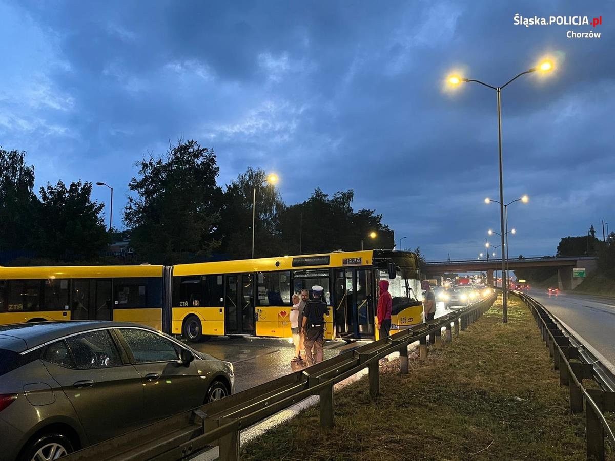 Wjechał autobusem pod prąd na ekspresówkę. Policjantom powiedział, że był zamyślony