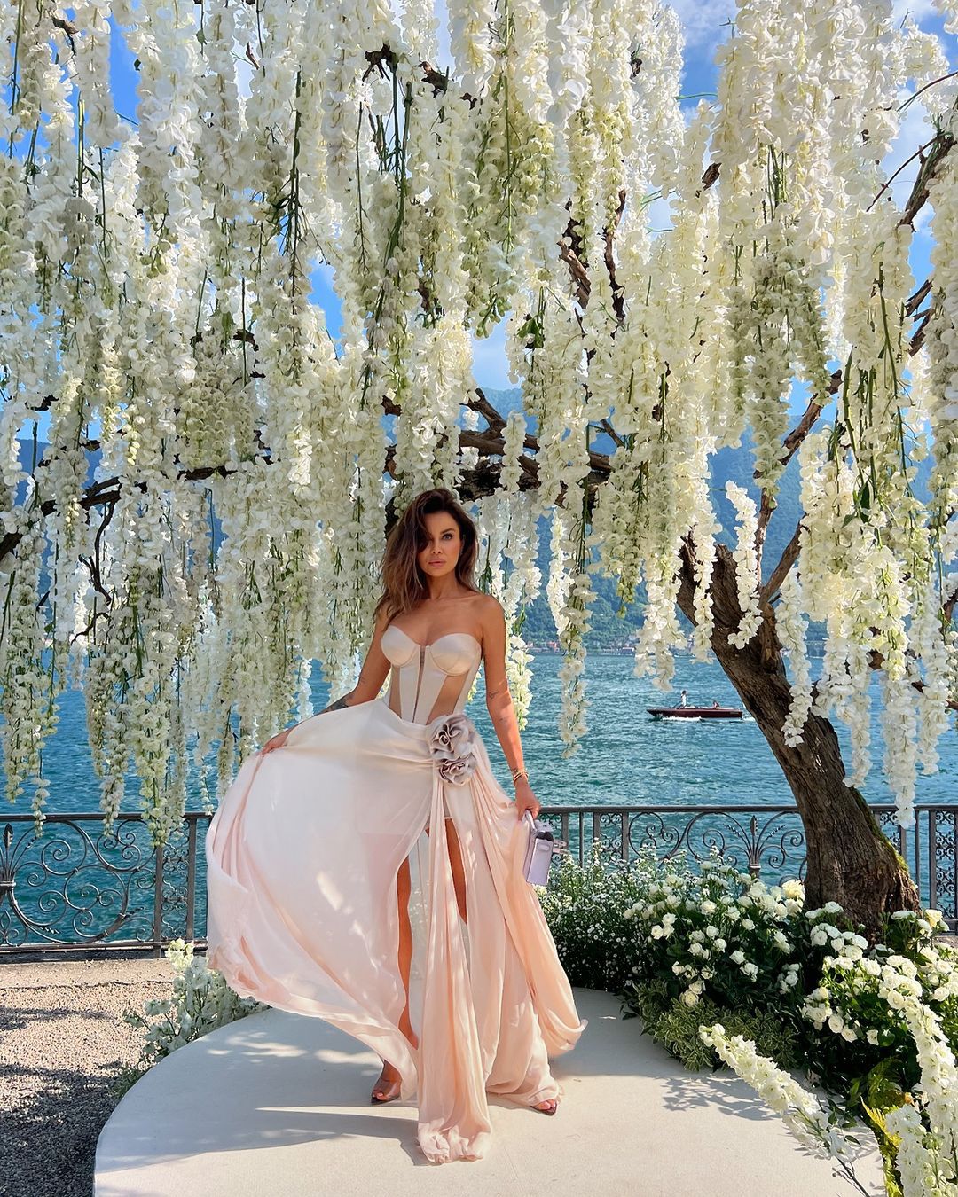 Natalia Siwiec w prześwitującej sukience na weselu