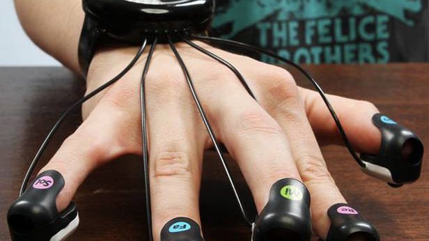 Fortepianowa rękawica sprawi, że dowolny blat stanie się klawiaturą 1