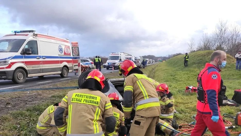 Fiat uderzył w ciężarówkę. Rannych uwalniali strażacy. 