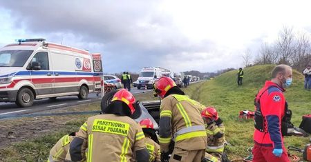 Poważny wypadek na obwodnicy Żar. Fiat uderzył w ciężarówkę. Rannych uwalniali strażacy