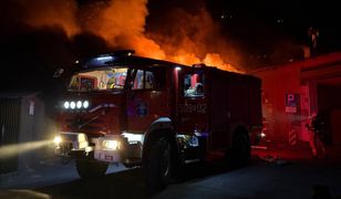 Ogromny pożar w Helu. Ogień objął remizę strażacką