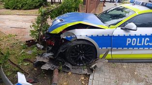 Kolizja radiowozu Ford Mustang z samochodem osobowym w Milejowicach. Policja ukarała kierującą mandatem