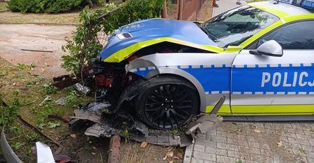 Kolizja radiowozu Ford Mustang z samochodem osobowym w Milejowicach. Policja ukarała kierującą mandatem