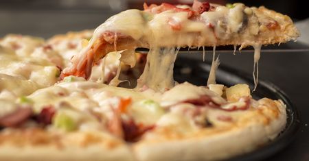 6 prostych sztuczek, które sprawią, że mrożona pizza będzie smakować jak z restauracji