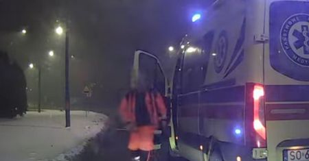 "Troskliwy szeryf" z karetki. Wyskoczył do kierowcy i spytał, czy ma jakiś problem