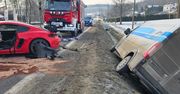 DK19: Bus zepchnął Porsche na ciężarówkę