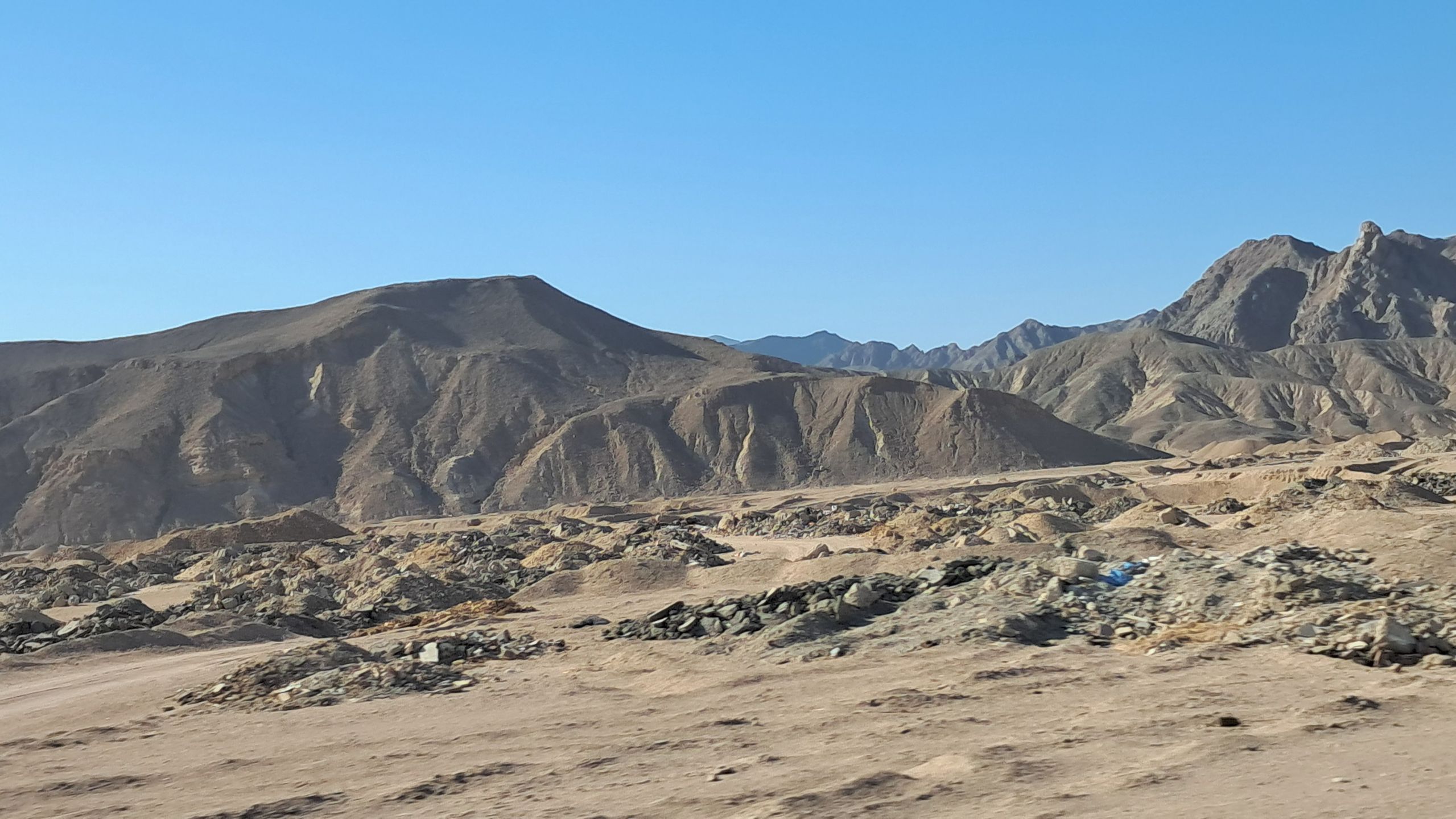 Aby dotrzeć z Hurghady do Luksoru trzeba pokonać ok. 300 km górz