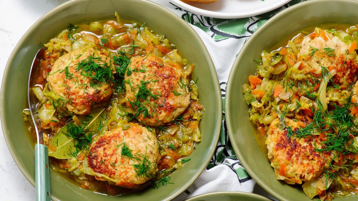 Młoda kapusta z drobiowymi kotlecikami