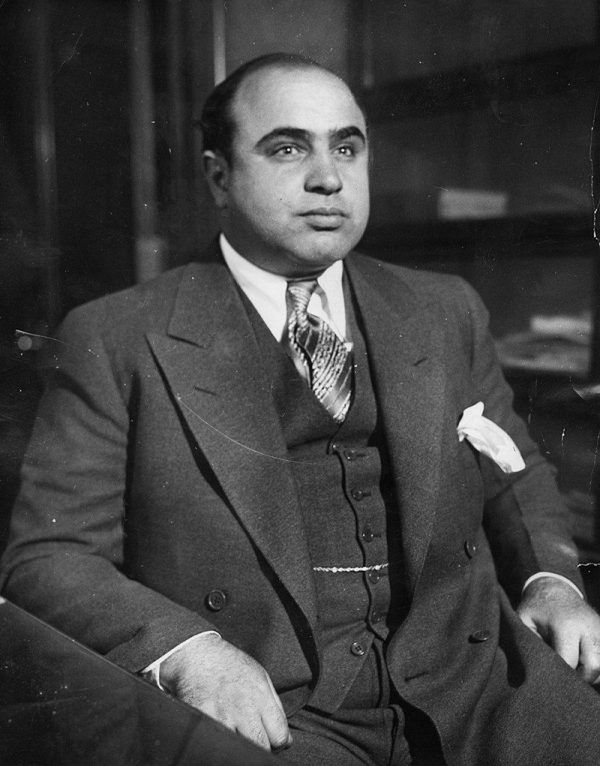 Chicago ery prohibicji było miastem dwóch zaciekle walczących ze sobą gangów: North Side, na czele którego stał O’Banion oraz Chicago Outfit, któremu przewodził Capone (na zdjęciu). Margaret postanowiła związać się z pierwszym z nich. Jednak, o dziwo, była niezwykle skuteczna w eliminowaniu rywali Ala…