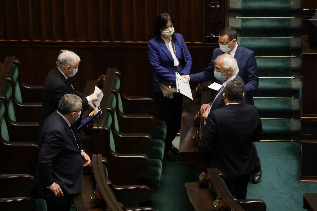 Najnowszy sondaż. Jak w obliczu epidemii koronawirusa radzi sobie rząd?