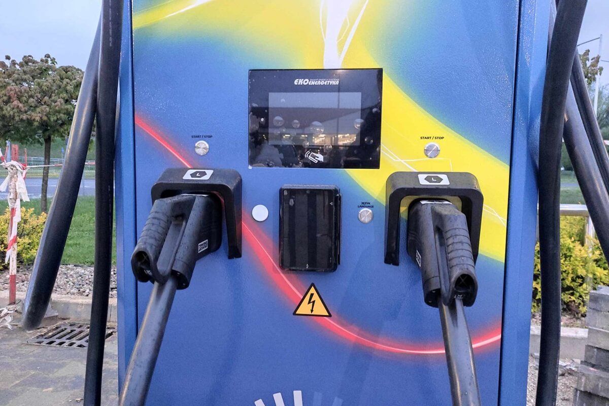 Budowa stacji ładowania aut elektrycznych na parkingu sklepu Lidl przy Dziewanny
