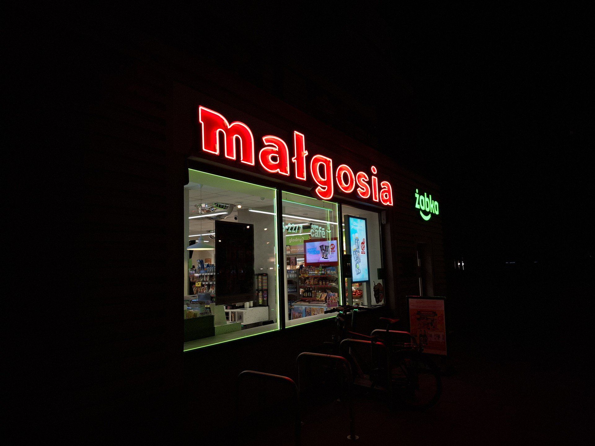 Na Żoliborzu pojawił się nowy neon. Co przedstawia